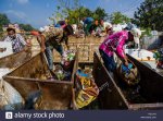 people-are-collecting-garbage-in-the-city-loading-it-on-trucks-and-HE1J4H.jpg